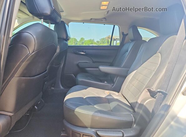 5TDGZRAH3LS508445 2020 TOYOTA HIGHLANDER Silver Widok wnętrza z tyłu