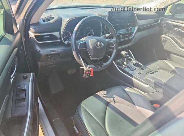 5TDGZRAH3LS508445 2020 TOYOTA HIGHLANDER Silver Widok deski rozdzielczej