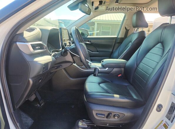 5TDGZRAH7MS064892 2021 TOYOTA HIGHLANDER White Вид салону спереду