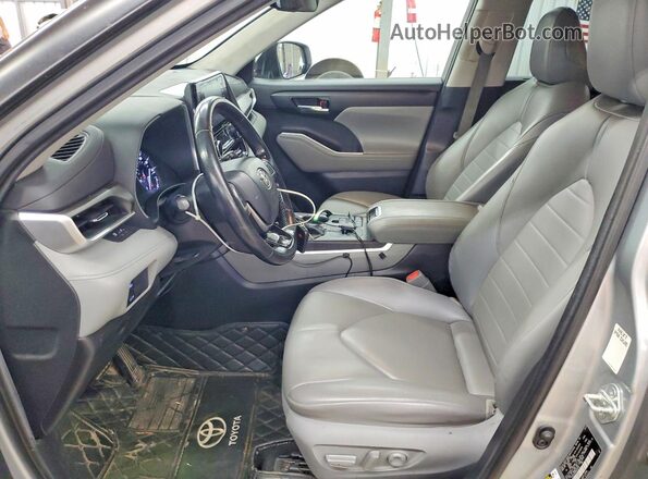 5TDGZRAH9MS038732 2021 TOYOTA HIGHLANDER Silver Vista del salpicadero
