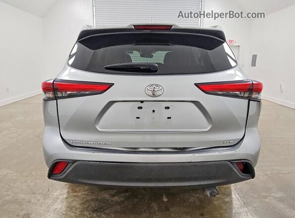 5TDGZRAHXLS001753 2020 TOYOTA HIGHLANDER Silver Rear view