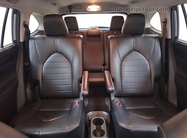 5TDGZRAHXLS001753 2020 TOYOTA HIGHLANDER Silver Rear seats view