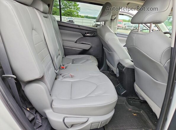 5TDGZRBH0MS128561 2021 TOYOTA HIGHLANDER White Rear interior view