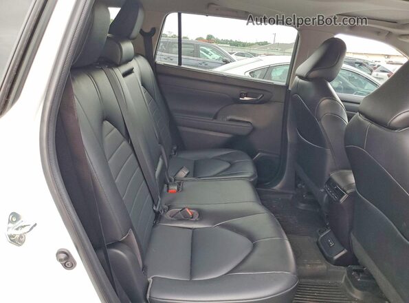5TDGZRBH7NS248679 2022 TOYOTA HIGHLANDER White Widok wnętrza z tyłu