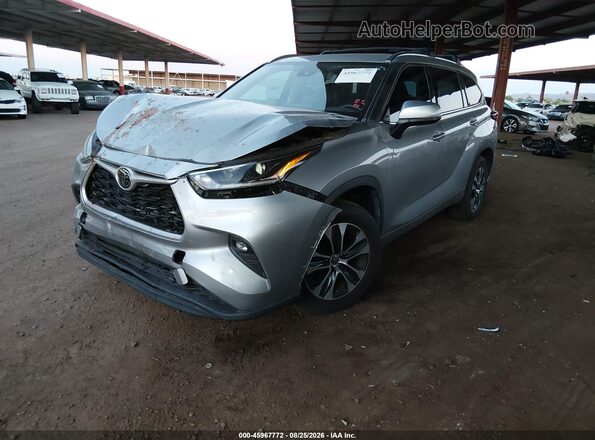 5TDHZRAH6MS090078 2021 TOYOTA HIGHLANDER Silver Vista tres cuartos delantera izquierda