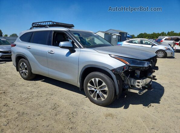 5TDHZRBH6MS555599 2021 TOYOTA HIGHLANDER Серебряный Передняя правая четверть