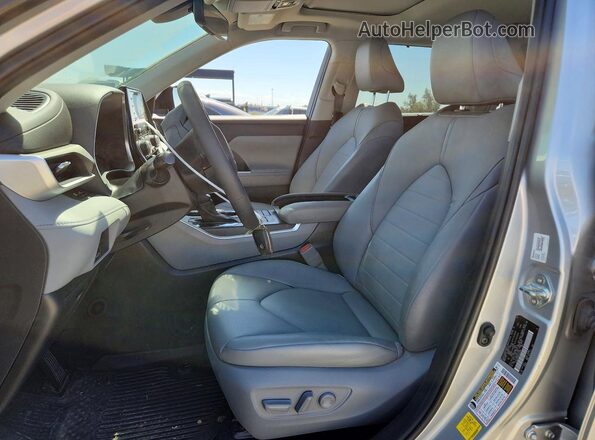 5TDHZRBH6MS555599 2021 TOYOTA HIGHLANDER Серебряный Вид салона спереди