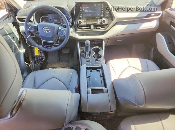 5TDHZRBH6MS555599 2021 TOYOTA HIGHLANDER Серебряный Вид панели приборов