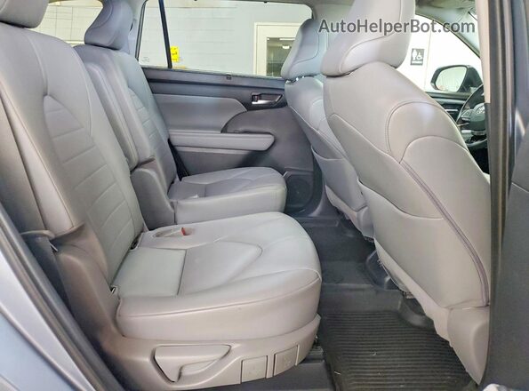 5TDHZRBH8LS012690 2020 TOYOTA HIGHLANDER Серебряный Вид задней части салона