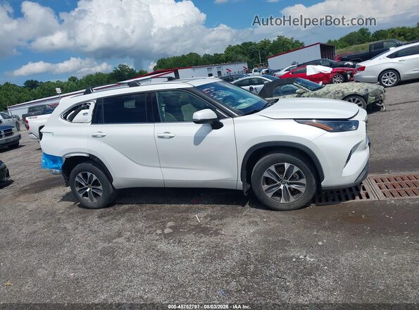 5TDHZRBH8NS163757 2022 TOYOTA HIGHLANDER Белый Вид задней части салона