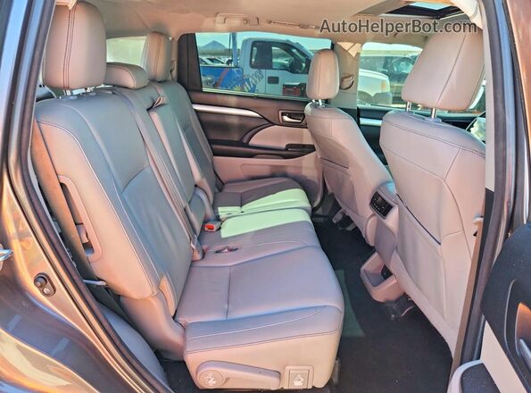 5TDJGRFH3JS047247 2018 TOYOTA HIGHLANDER Gray Rear seats view
