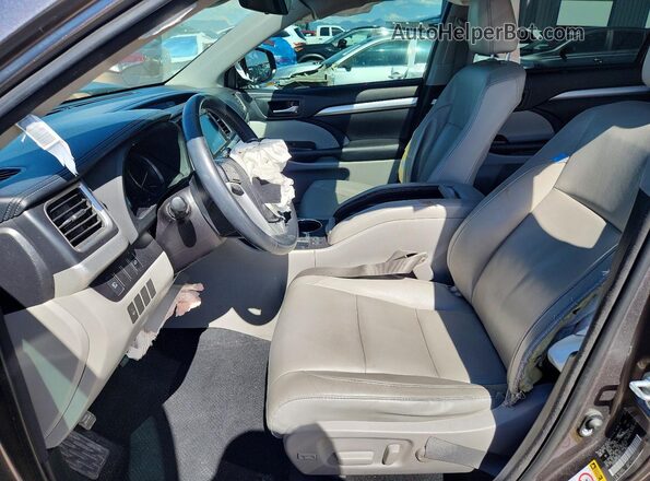 5TDJGRFH3JS047247 2018 TOYOTA HIGHLANDER Gray Front interior view