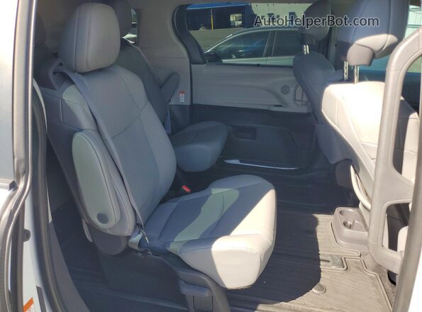 5TDJRKEC8NS084159 2022 TOYOTA SIENNA White Rear interior view