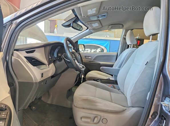 5TDJZ3DC0JS194950 2018 TOYOTA SIENNA Серый Вид салона спереди