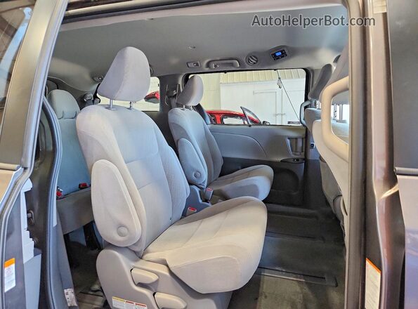 5TDJZ3DC0JS194950 2018 TOYOTA SIENNA Серый Вид задней части салона