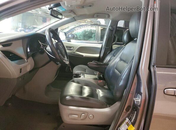5TDJZ3DC1HS149087 2017 TOYOTA SIENNA Silver Սալոնի դիմացի տեսք