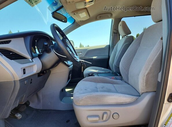 5TDJZ3DC6HS182179 2017 TOYOTA SIENNA Silver წინა სალონის ხედი