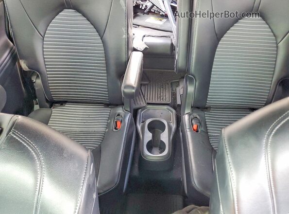5TDJZRAH0NS112076 2022 TOYOTA HIGHLANDER Black Widok tylnych siedzeń