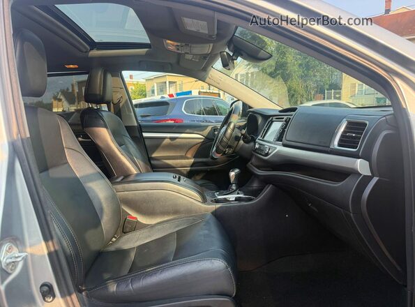5TDJZRFH0HS394314 2017 TOYOTA HIGHLANDER Серебряный Вид салона спереди