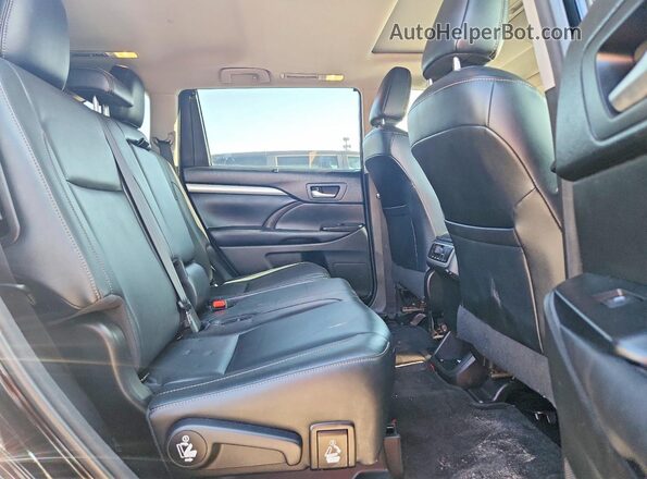 5TDJZRFH0HS462322 2017 TOYOTA HIGHLANDER Black Rear interior view