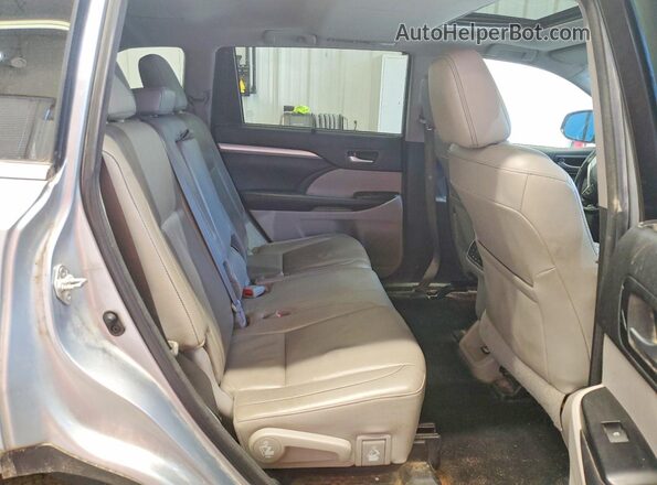 5TDJZRFH1HS453774 2017 TOYOTA HIGHLANDER Silver უკანა სალონის ხედი