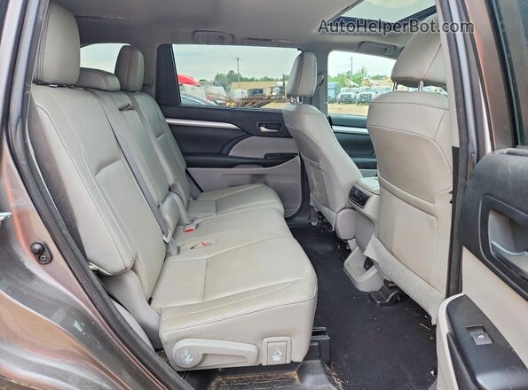 5TDJZRFH1JS532139 2018 TOYOTA HIGHLANDER Gray Widok wnętrza z tyłu