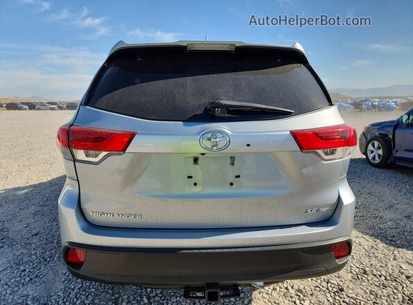 5TDJZRFH1JS536305 2018 TOYOTA HIGHLANDER Silver Widok z tyłu