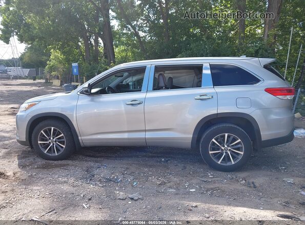 5TDJZRFH1JS850827 2018 TOYOTA HIGHLANDER Silver სალონის 360-გრადუსიანი ხედი