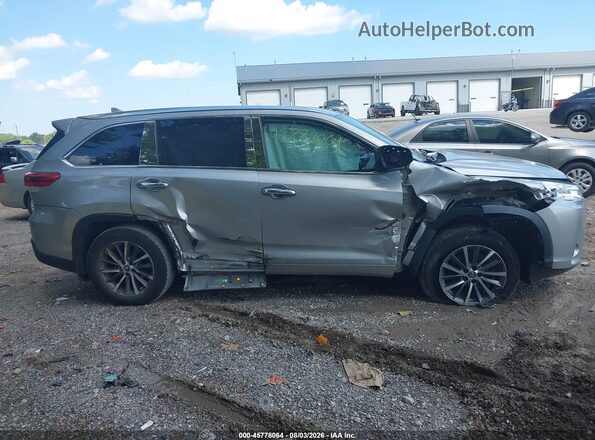 5TDJZRFH1JS850827 2018 TOYOTA HIGHLANDER Silver უკანა სალონის ხედი