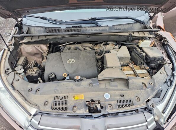 5TDJZRFH1JS902201 2018 TOYOTA HIGHLANDER Brown Vista del compartimento del motor