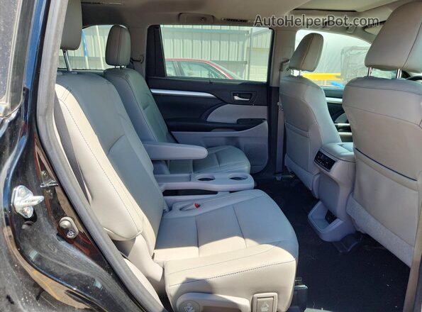 5TDJZRFH2HS383993 2017 TOYOTA HIGHLANDER Черный Вид задней части салона