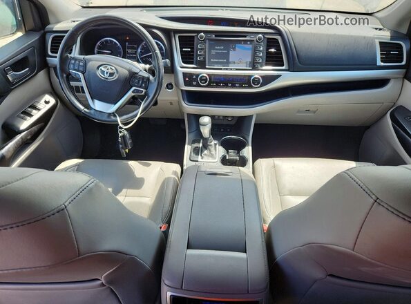 5TDJZRFH2HS383993 2017 TOYOTA HIGHLANDER Черный Вид панели приборов