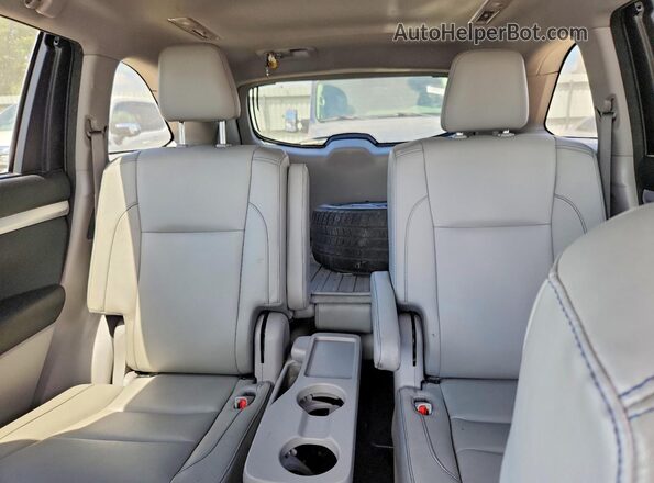 5TDJZRFH2HS383993 2017 TOYOTA HIGHLANDER Черный Вид задних сидений