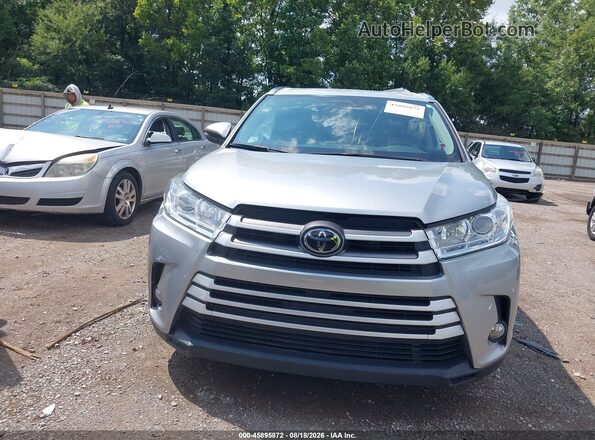 5TDJZRFH2JS523966 2018 TOYOTA HIGHLANDER Silver Vista del cuadro de instrumentos
