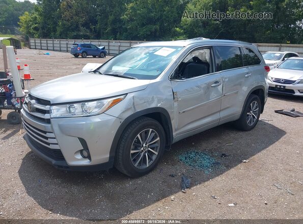 5TDJZRFH2JS523966 2018 TOYOTA HIGHLANDER Silver Vista tres cuartos delantera izquierda