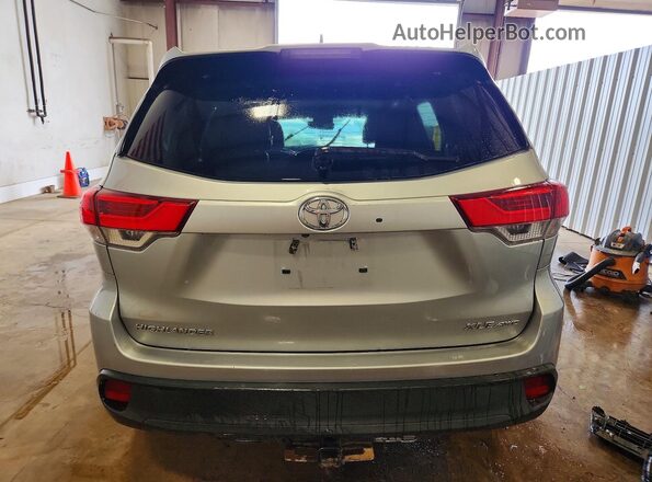 5TDJZRFH3HS395831 2017 TOYOTA HIGHLANDER Silver Widok z tyłu