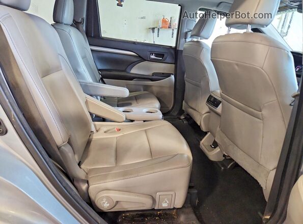 5TDJZRFH3HS395831 2017 TOYOTA HIGHLANDER Silver Widok wnętrza z tyłu