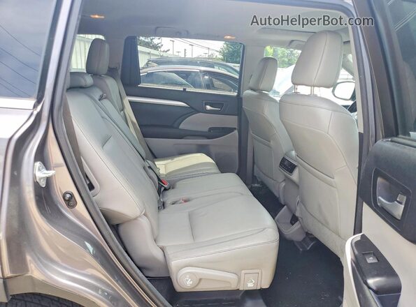 5TDJZRFH3HS401398 2017 TOYOTA HIGHLANDER Silver Rear interior view