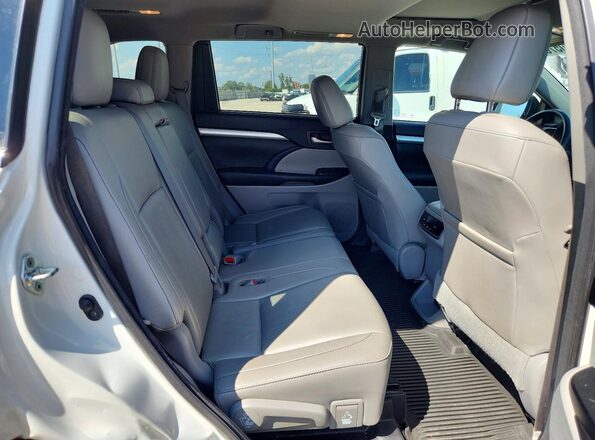 5TDJZRFH5HS440641 2017 TOYOTA HIGHLANDER White Rear interior view