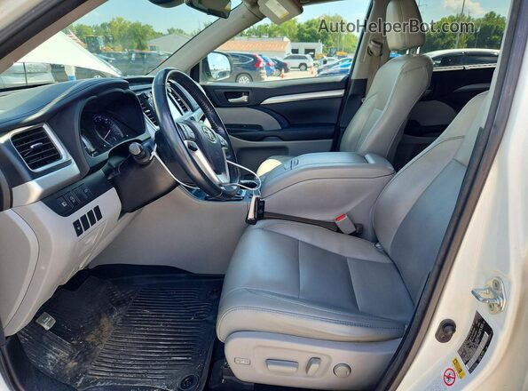5TDJZRFH5HS440641 2017 TOYOTA HIGHLANDER White Front interior view