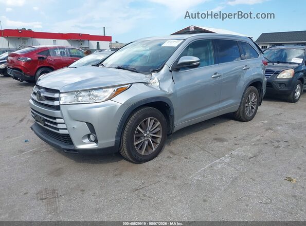 5TDJZRFH5JS818060 2018 TOYOTA HIGHLANDER Silver Vista tres cuartos delantera izquierda