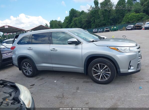 5TDJZRFH5JS818060 2018 TOYOTA HIGHLANDER Silver Vista interior trasera