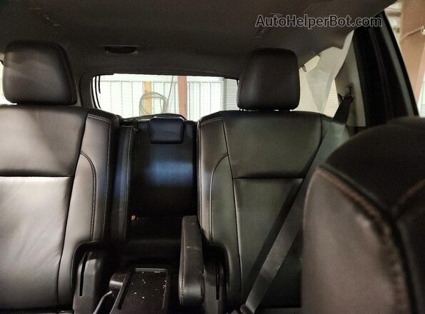 5TDJZRFH6KS593763 2019 TOYOTA HIGHLANDER White Rear seats view