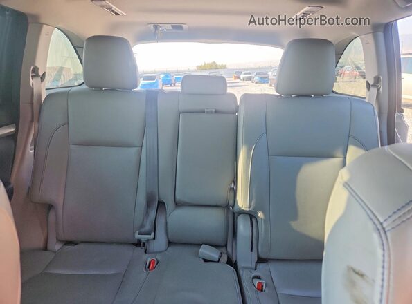 5TDJZRFH7HS510690 2017 TOYOTA HIGHLANDER Серебряный Вид задних сидений