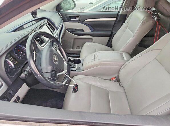5TDJZRFH7HS510690 2017 TOYOTA HIGHLANDER Серебряный Вид салона спереди