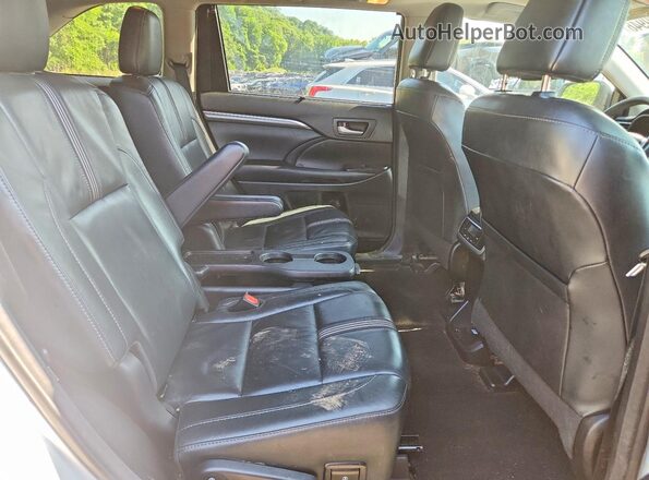 5TDJZRFH7JS894847 2018 TOYOTA HIGHLANDER White Rear interior view