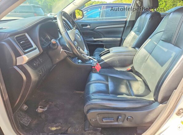 5TDJZRFH7JS894847 2018 TOYOTA HIGHLANDER White Front interior view