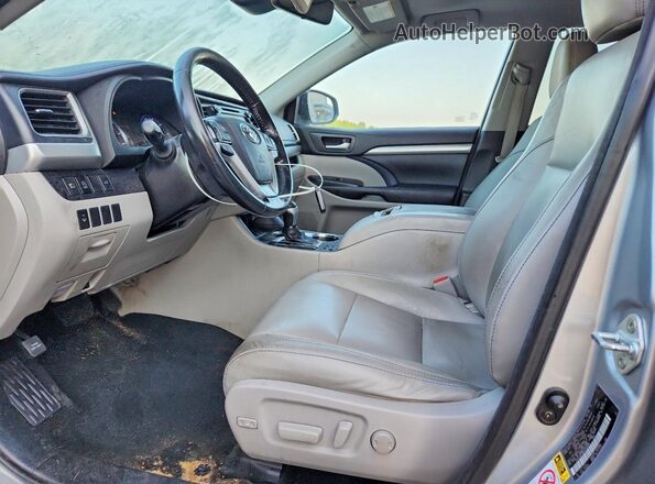 5TDJZRFH8HS508995 2017 TOYOTA HIGHLANDER Серебряный Вид салона спереди