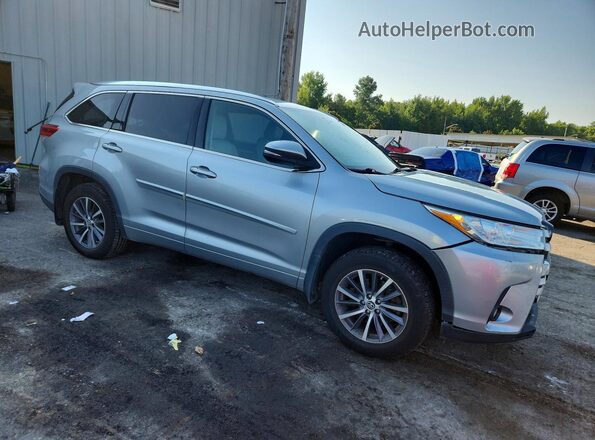 5TDJZRFH8HS508995 2017 TOYOTA HIGHLANDER Серебряный Передняя правая четверть