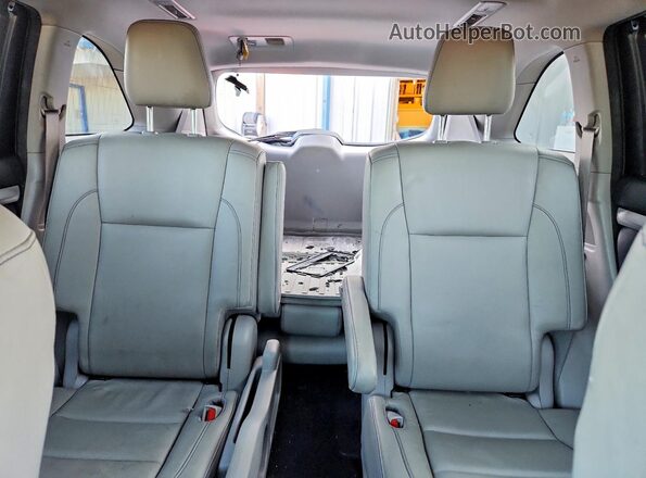 5TDJZRFH8HS508995 2017 TOYOTA HIGHLANDER Серебряный Вид задних сидений